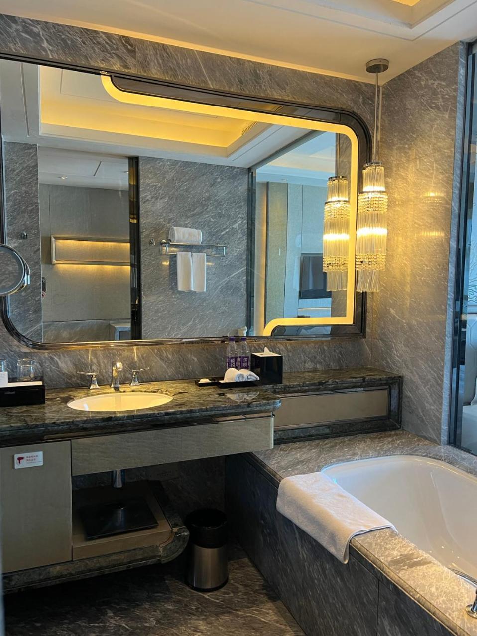 Отель Pullman Yantai Center Экстерьер фото