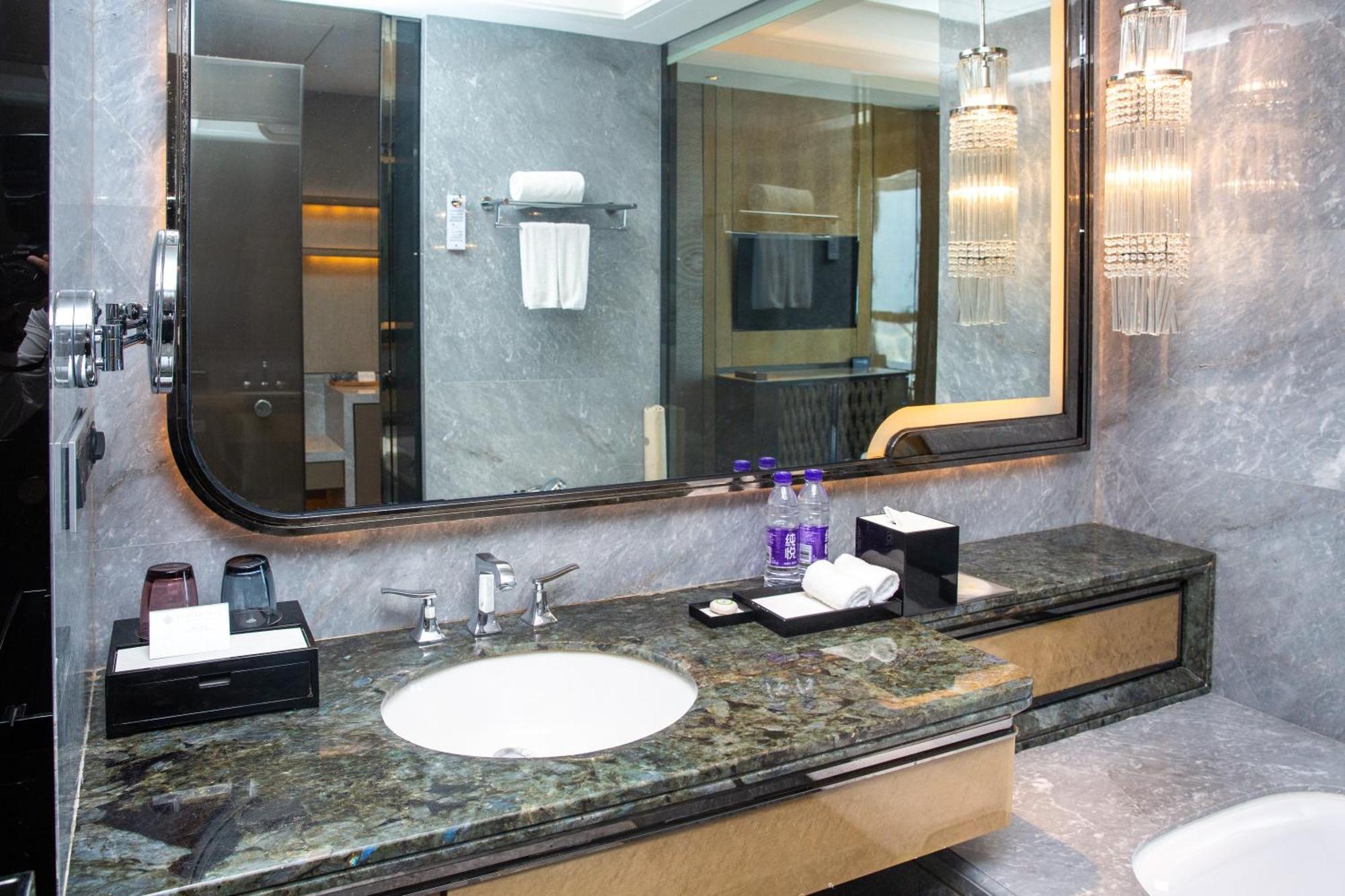 Отель Pullman Yantai Center Экстерьер фото