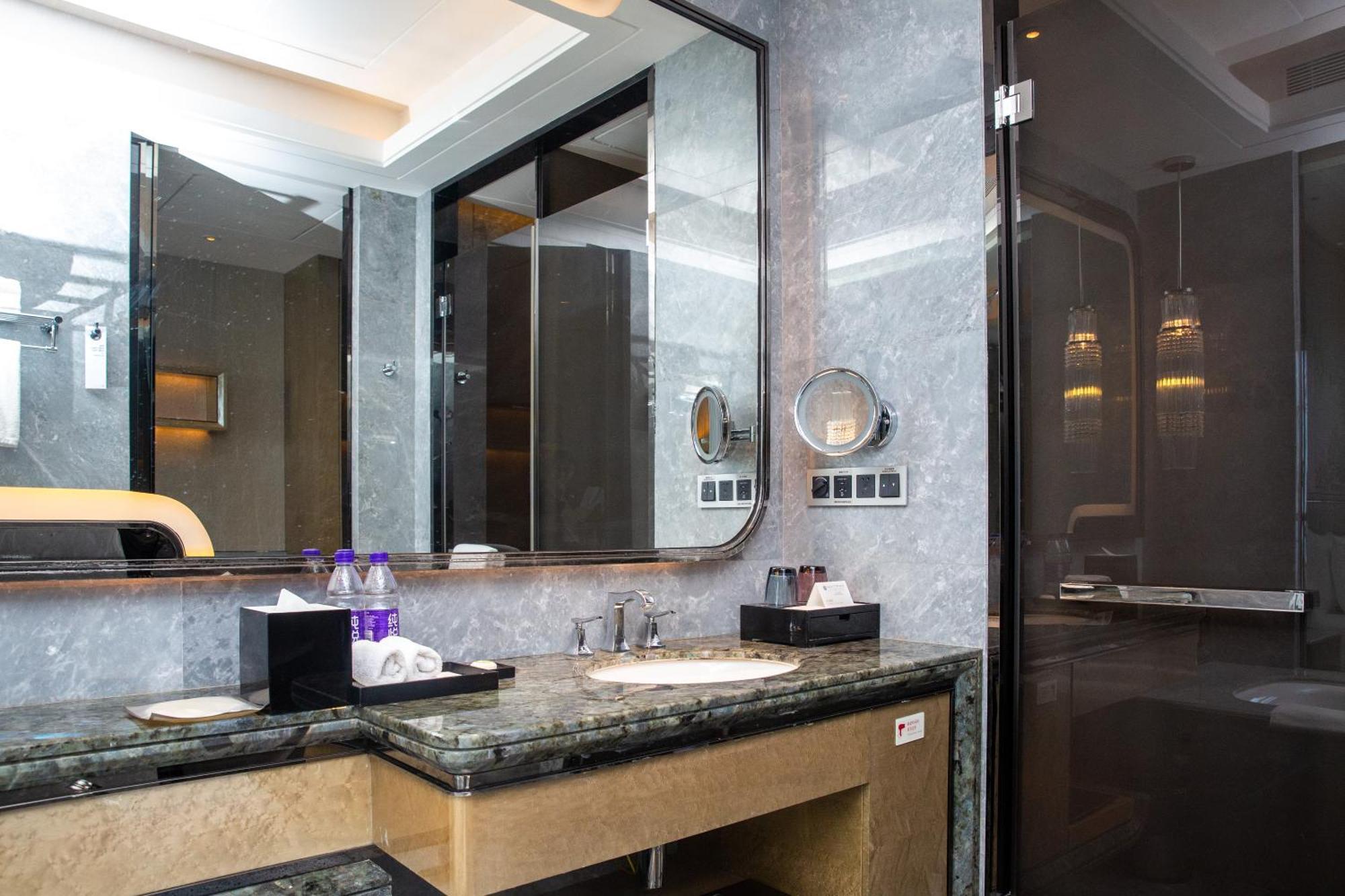 Отель Pullman Yantai Center Экстерьер фото