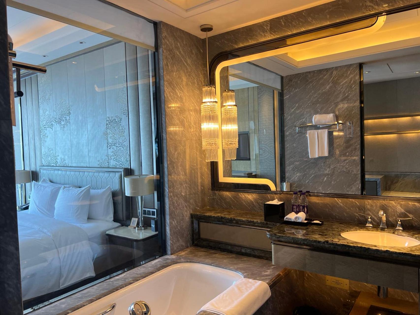 Отель Pullman Yantai Center Экстерьер фото