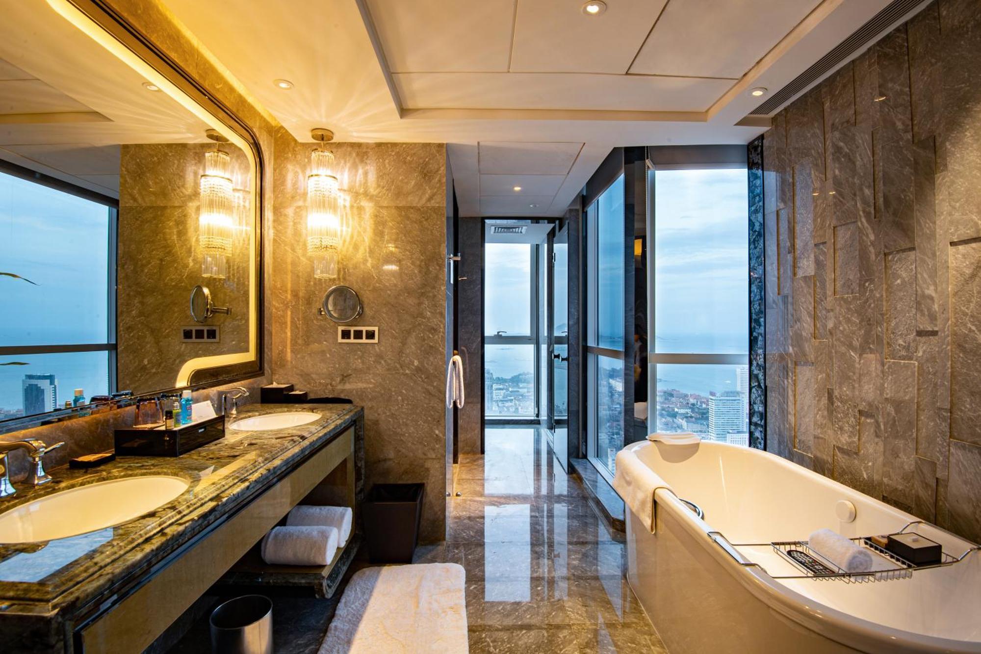 Отель Pullman Yantai Center Экстерьер фото